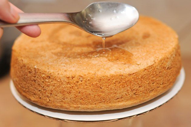 How to Make Simple Syrup for Cake
